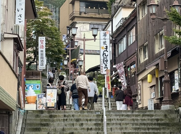 伊香保石段街 365段を上る観光客