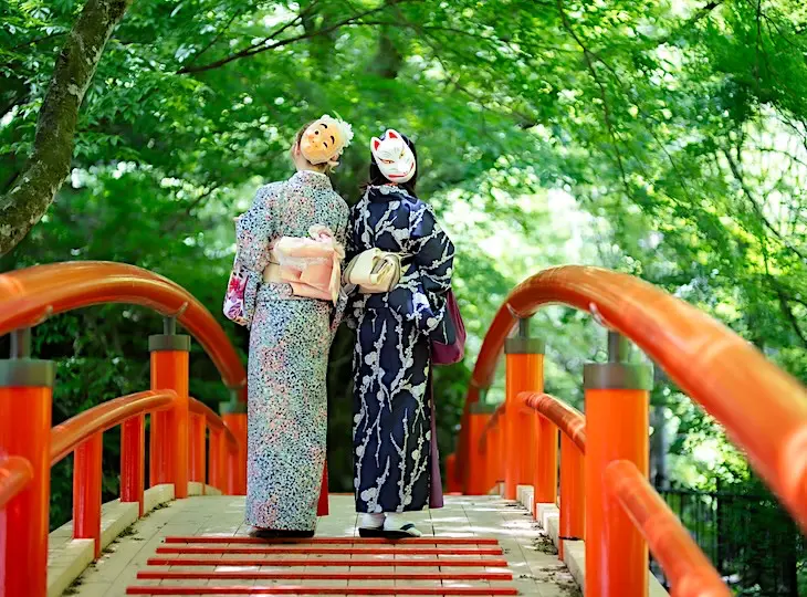伊香保温泉 着物の日：河鹿橋の上で振り返る美しい帯結びとヘアアクセサリー