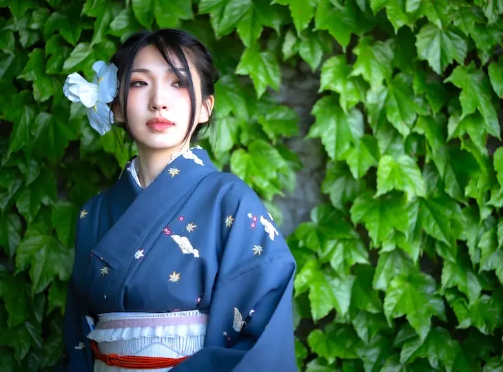 伊香保温泉 着物の日：グリーン背景の和装女子