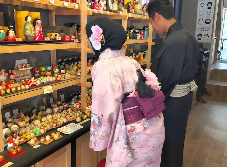 伊香保温泉 着物の日：こけし 和装カップル