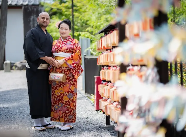 伊香保温泉 着物の日：神社にて和装カップル
