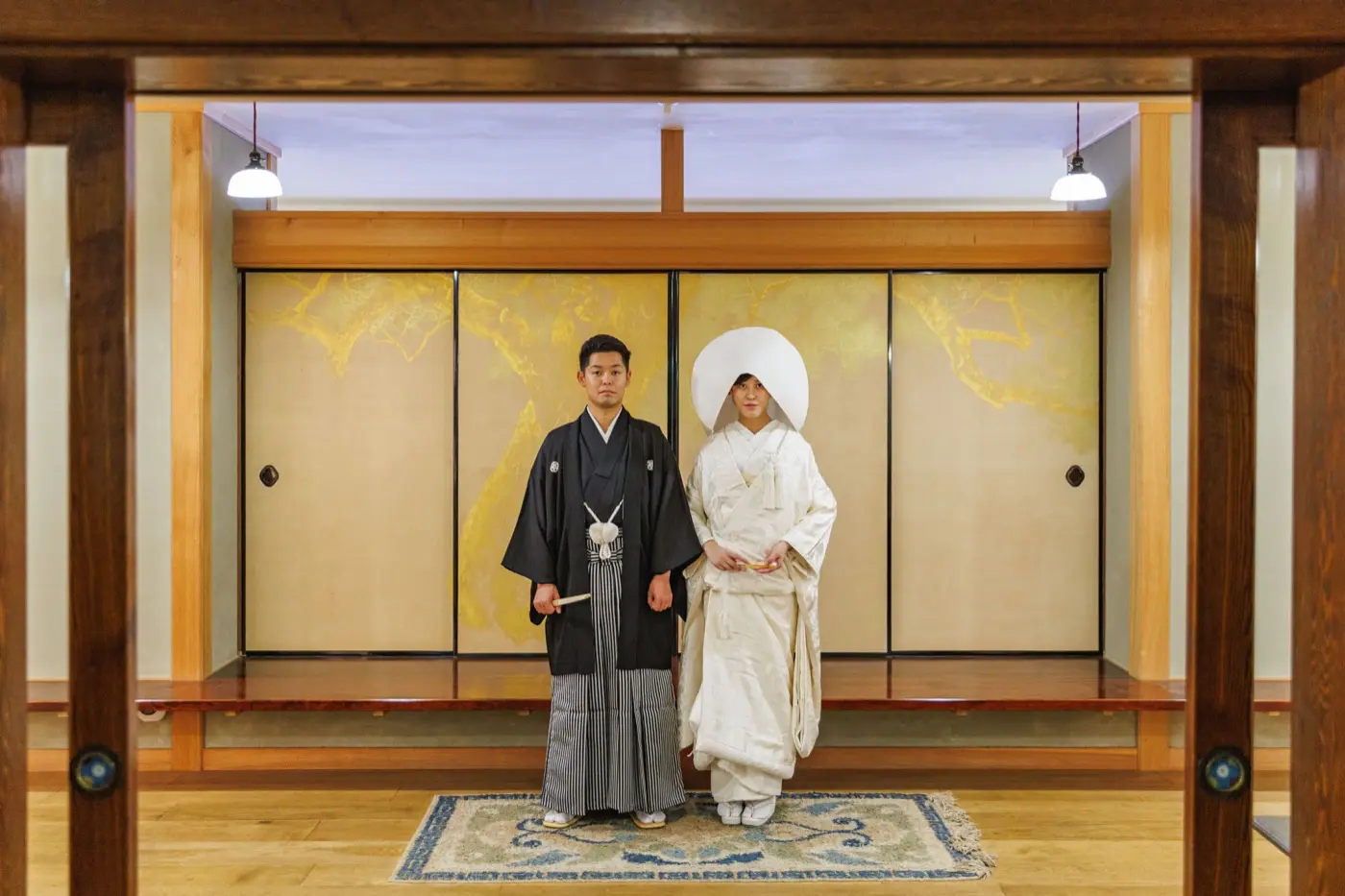 竹久夢二伊香保記念館の玄関前に立つ和装カップル