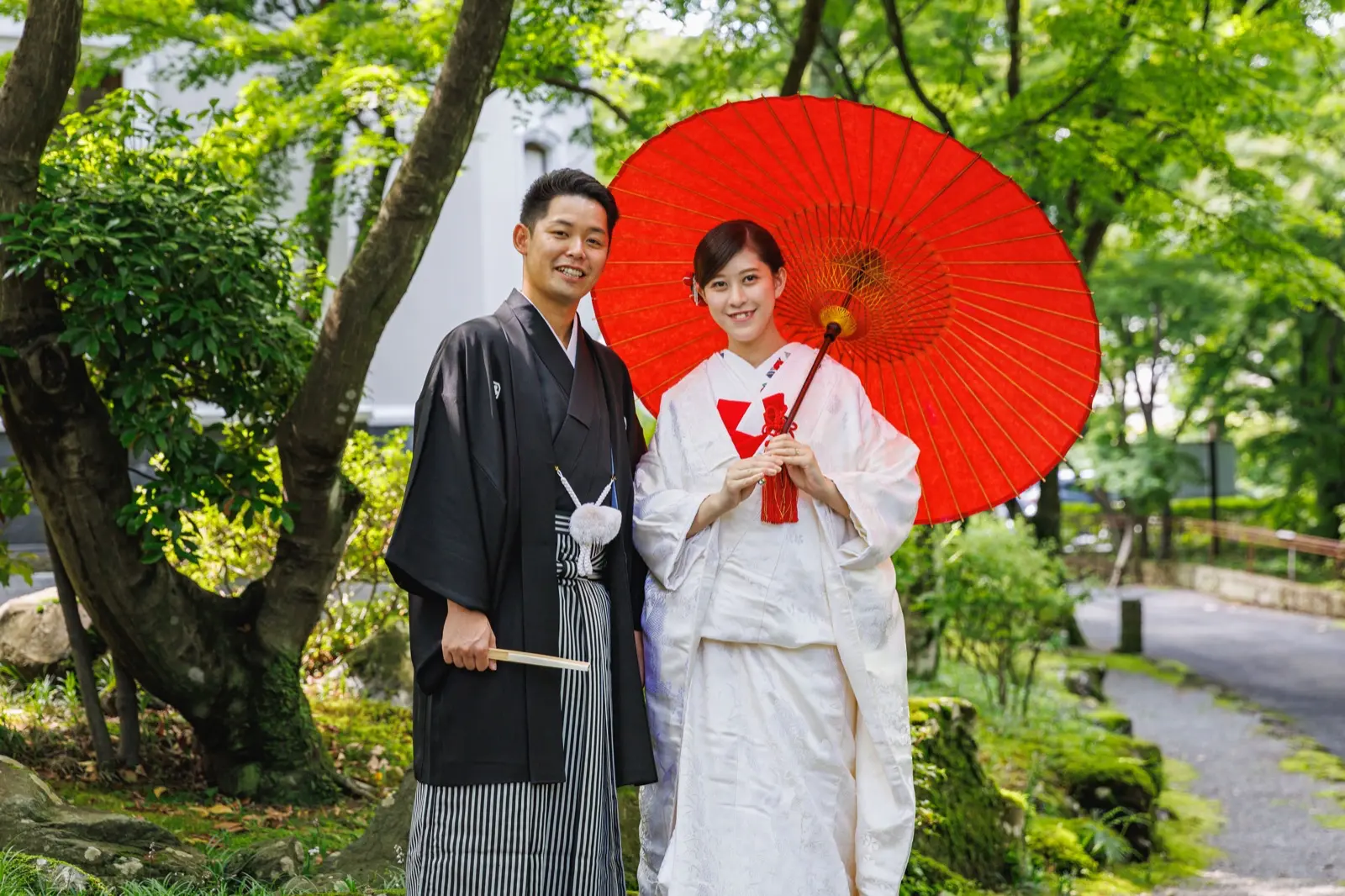 竹久夢二伊香保記念館の庭園で撮影する白無垢と紋付袴のカップル